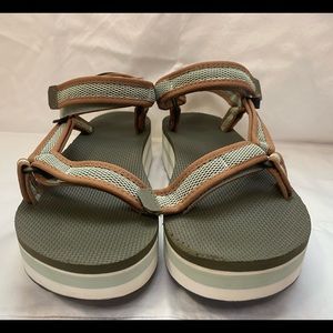 Size 9 green and brown Teva Flatform Universal Mesh print sandal